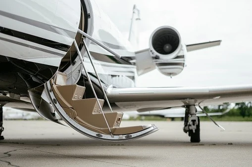 How do I choose a private jet to fly?