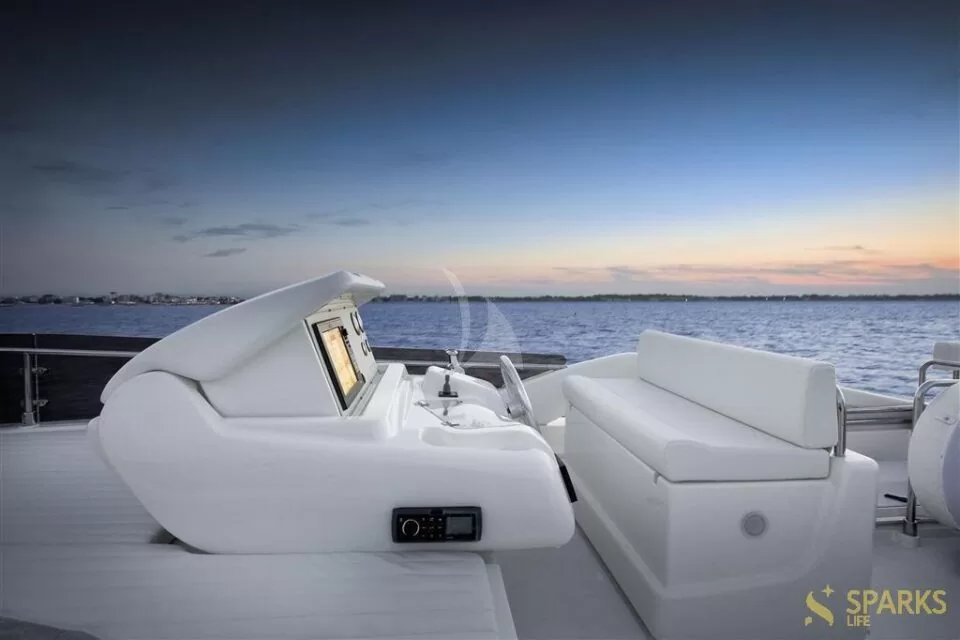 Motor yacht Lux Ferretti 650