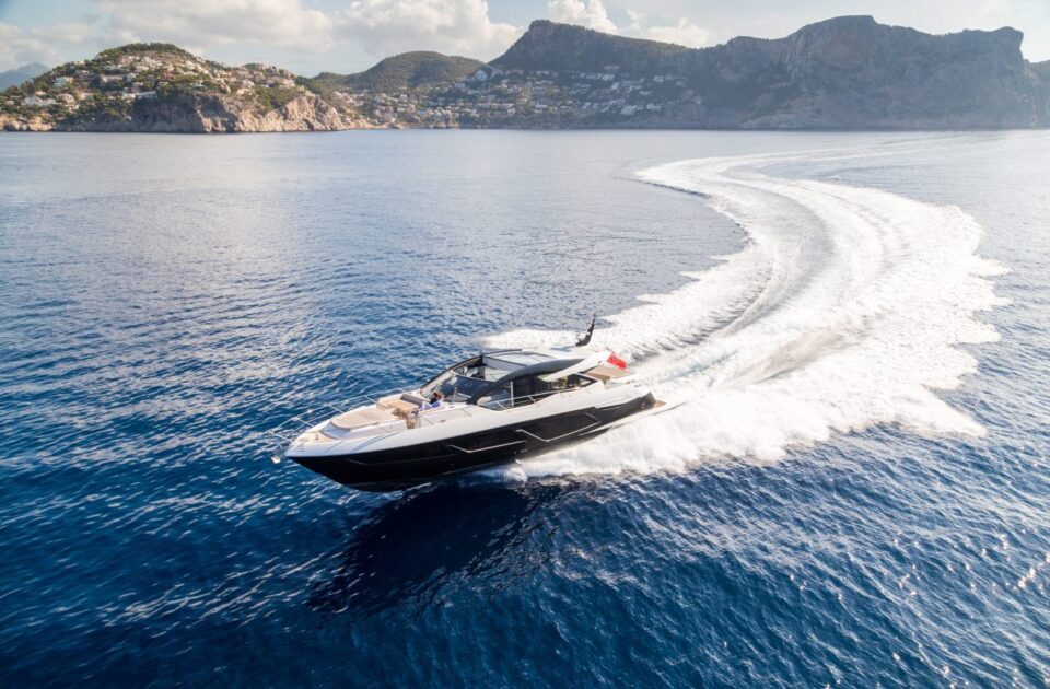 Моторна яхта Sunseeker Deluxe