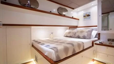 Rent a cabin on the catamaran Mojito 82