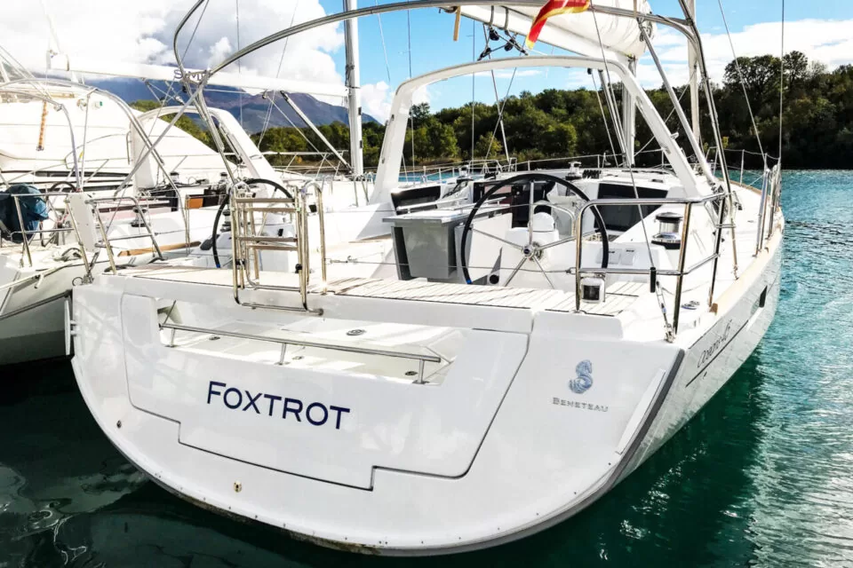 Парусная яхта Foxtrot
